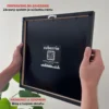 Zadná strana rámu s QR kódom a závesným úchytom, pripravený na zavesenie