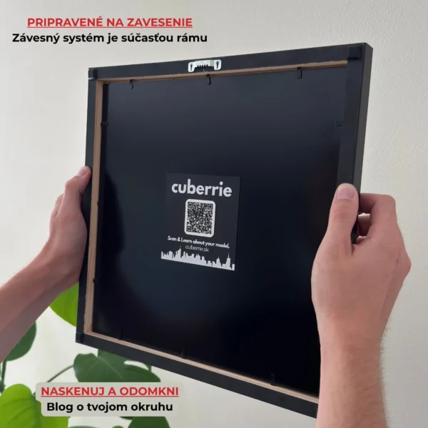 Zadná strana rámu s QR kódom a závesným úchytom, pripravený na zavesenie