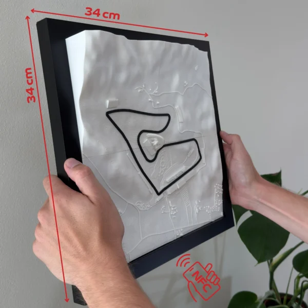 Rám s 3D modelom okruhu Red Bull Ring v rukách, rozmery 34 × 34 cm, NFC čip