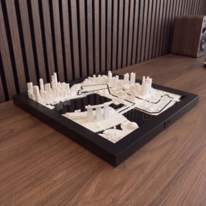 3d-model-okruh-singapur-marina-bay-f1-ramcek 3D model okruhu Marina Bay v Singapure v čiernom ráme na drevenej komode