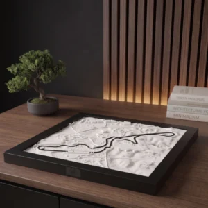3d-model-okruh-suzuka-f1-ramcek 3D model okruhu Suzuka v Japonsku v čiernom ráme na drevenej komode s bonsajom